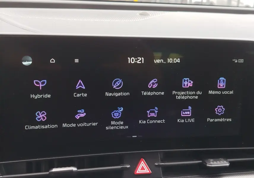 Écran tactile central du Kia Sportage 2022 affichant les icônes des fonctions hybrides, navigation, téléphone et climatisation.