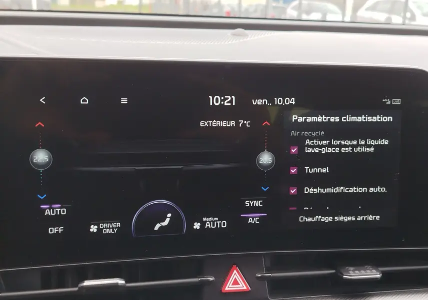 Écran tactile intérieur du Kia Sportage 2022 montrant les réglages de climatisation avec interface moderne et fond noir.