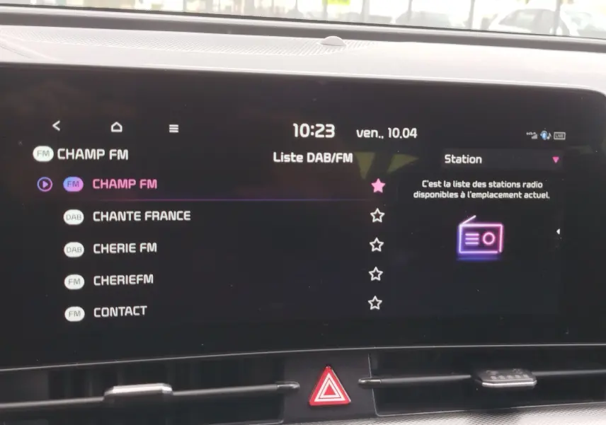 Écran tactile central du Kia Sportage 2022 affichant la liste des stations radio avec sélection sur Champ FM.