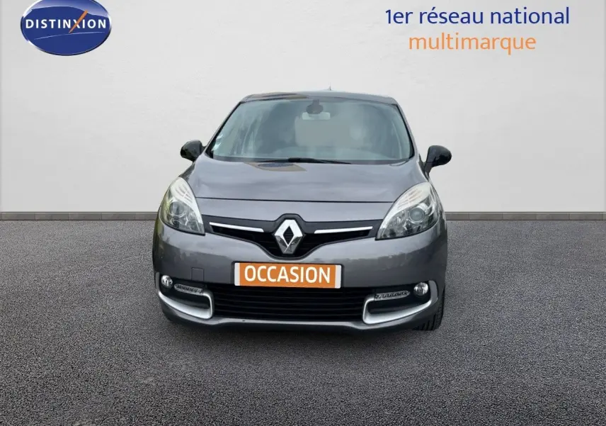 Vue avant d'une Renault Scénic III gris métallisé avec logo Renault bien visible sur fond neutre.