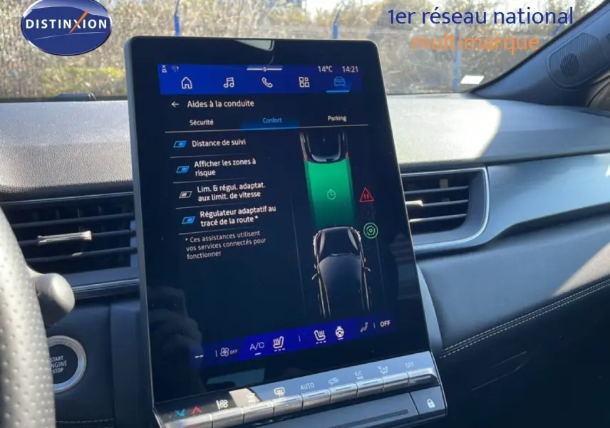 Vue intérieure du tableau de bord de la Renault Symbioz 2025, écran tactile central affichant les aides à la conduite.