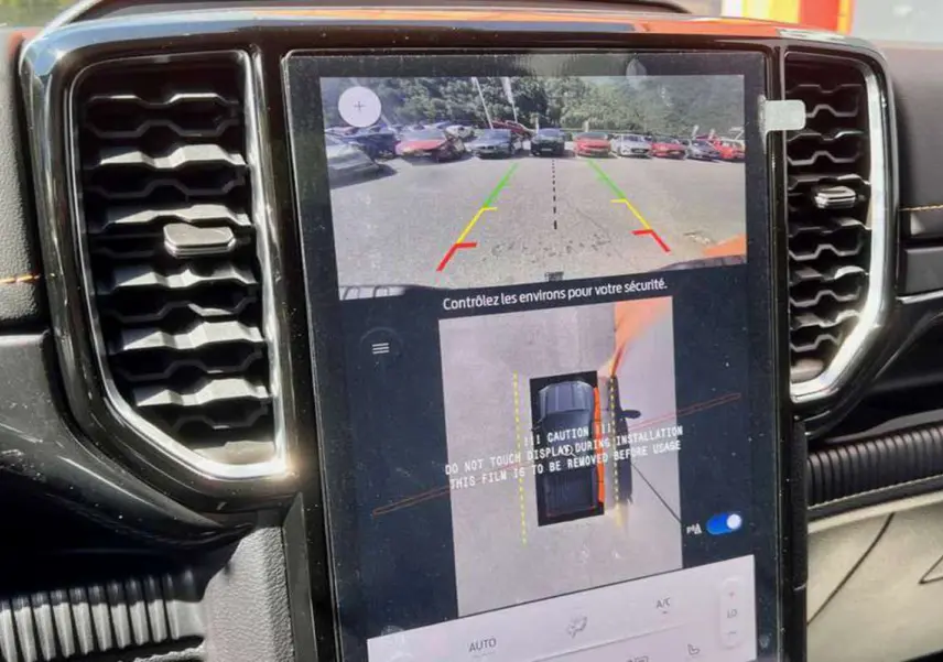 Écran tactile intérieur du Ford Ranger 2025 Wildtrak Plus noir agate, affichant la caméra de recul et vue 360° du véhicule.