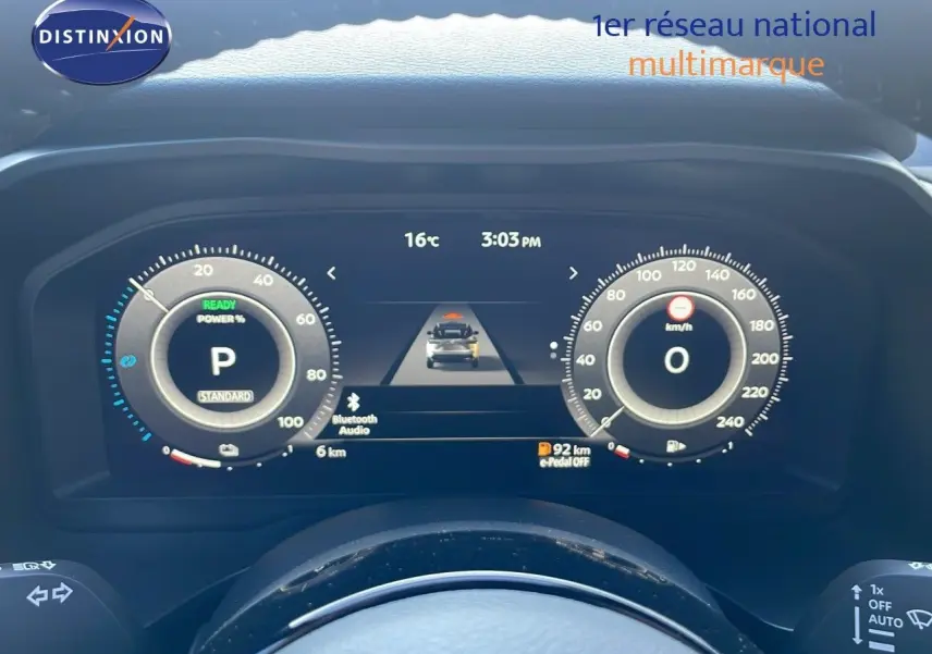 Tableau de bord numérique du Nissan Qashqai 2025 affichant vitesse, mode de conduite et autonomie, vue frontale intérieure.