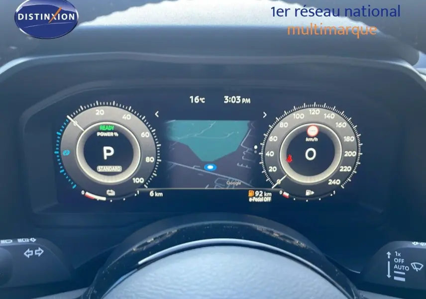 Tableau de bord numérique du Nissan Qashqai 2025 affichant la vitesse, la puissance et la navigation à 3:03 PM.