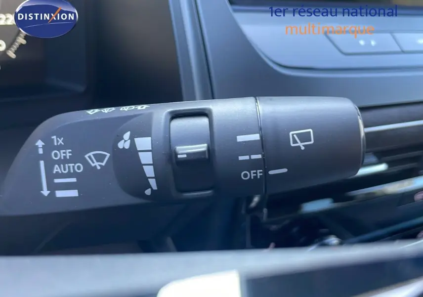 Gros plan sur la commande d'essuie-glace du Nissan Qashqai 2025 gris céramique métal avec toit noir.