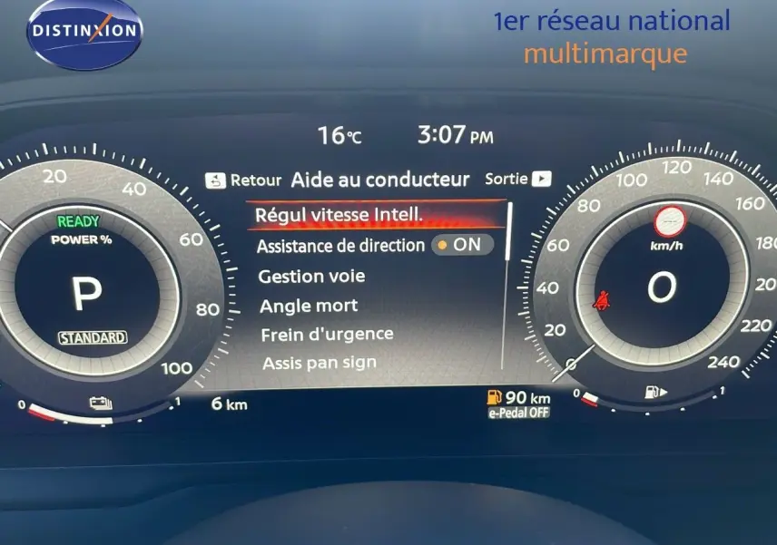 Tableau de bord numérique du Nissan Qashqai 2025 affichant l'aide au conducteur et la vitesse à zéro km/h
