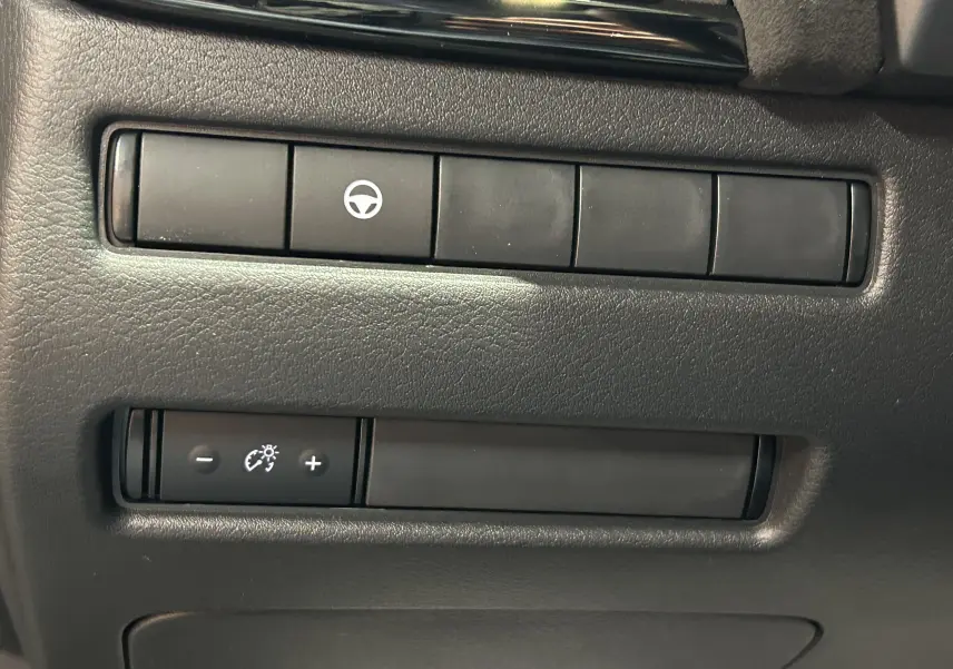 Détail des commandes noires sur le tableau de bord du Nissan Qashqai 2025, version gris céramique toit noir.