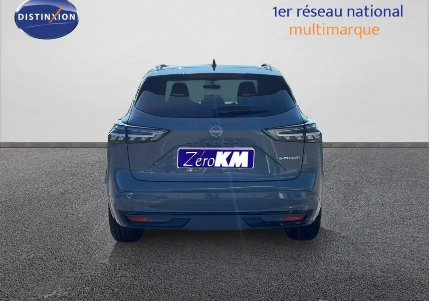 Vue arrière d'un Nissan Qashqai 2025 gris céramique métal avec toit noir, version hybride E-Power N-Design.