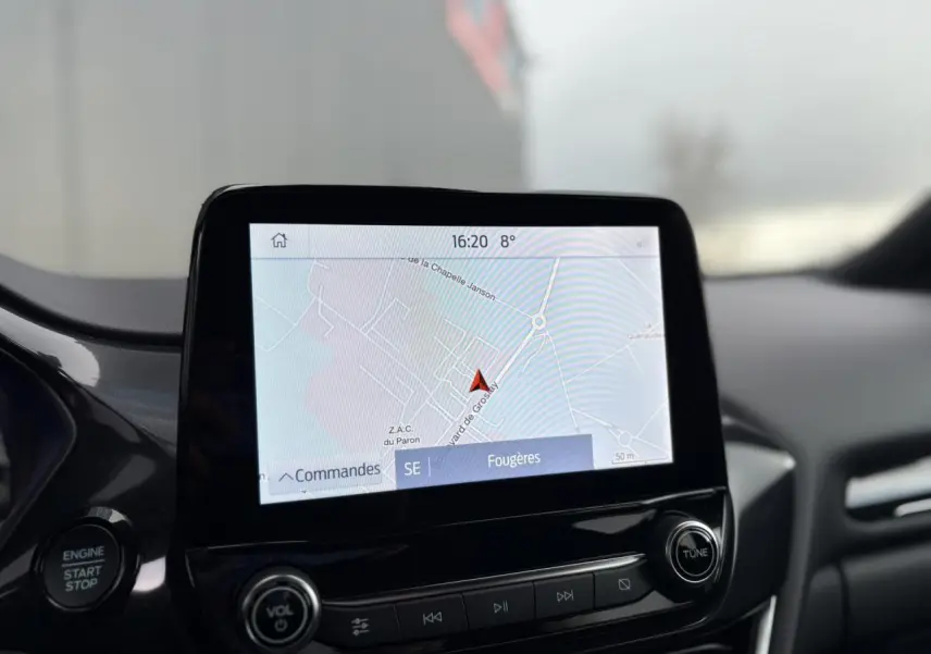 Vue rapprochée de l’écran tactile GPS intérieur du Ford Puma 2023, affichant une carte de navigation.