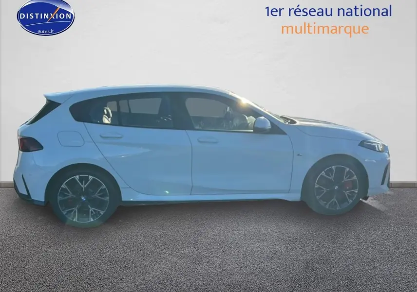 Profil droit d'une BMW Série 1 blanche alpin avec jantes 18 pouces bicolores et finition M Sport Pro.