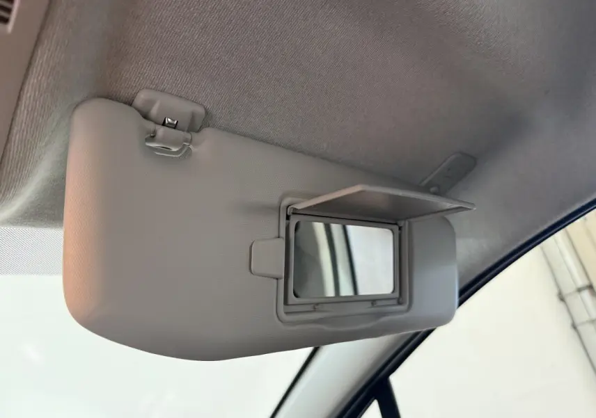 Pare-soleil intérieur gris avec miroir de courtoisie ouvert dans une Citroën C3 blanche vue côté passager.