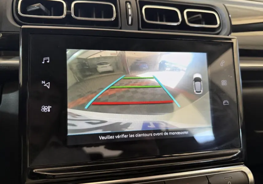 Écran tactile intérieur affichant la caméra de recul avec guidage coloré dans une Citroën C3 blanche.