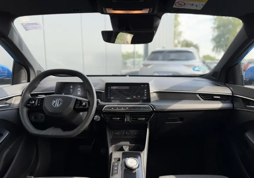 Vue intérieure frontale du tableau de bord et volant noir du MG3 1.5 Hybrid+ 195 Comfort, avec écran tactile central.