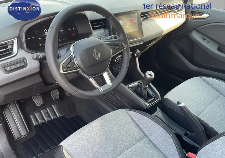 Intérieur de la Renault Clio 1.5 DCI 100ch Evolution 2025, vue cockpit côté conducteur avec sièges gris clair.