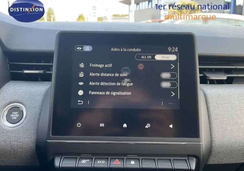Vue rapprochée de l'écran tactile central de la Renault Clio 1.5 DCI 100CH Evolution affichant les aides à la conduite.
