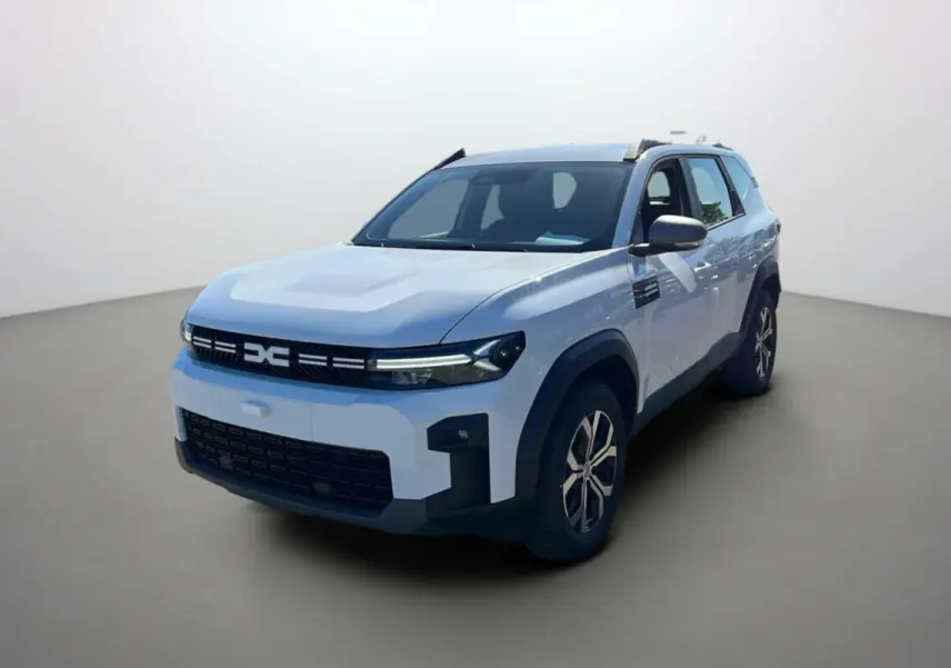 SUV Dacia Bigster blanc glacier vu en 3/4 avant droit, avec calandre moderne et protections noires contrastées.