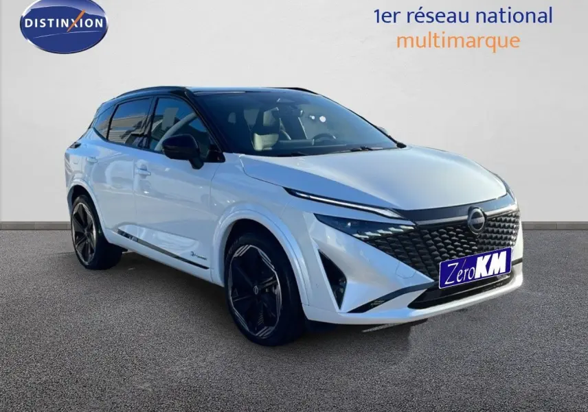 Nissan Qashqai blanc nacré avec toit noir, vue 3/4 avant droit, mettant en valeur sa calandre distinctive et ses jantes noires.