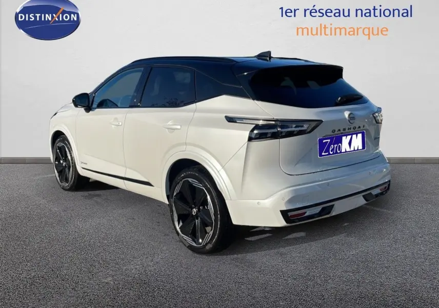 Vue 3/4 arrière droite d'un Nissan Qashqai blanc nacré avec toit noir et jantes noires brillantes.
