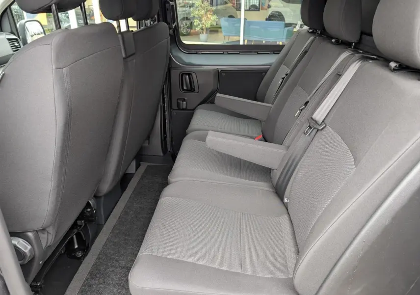Banquette arrière grise avec accoudoirs rabattables côté droit du Citroën Jumpy cabine approfondie 2025.
