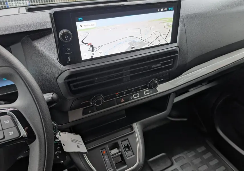 Vue rapprochée du tableau de bord du Citroën Jumpy 2025 avec écran tactile 10'' HD et commandes de climatisation.