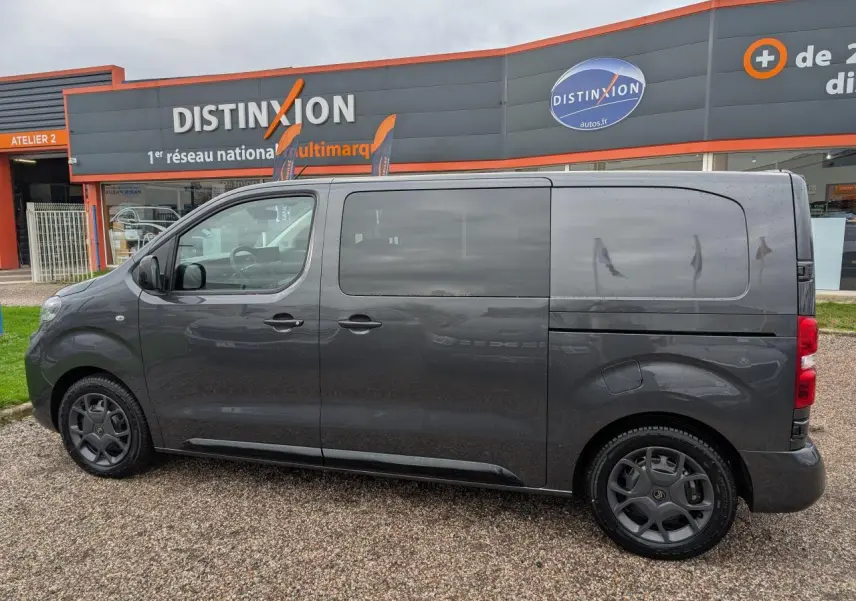 Profil côté gauche d'un Citroën Jumpy gris 2025 avec porte latérale coulissante et jantes tôles grises.