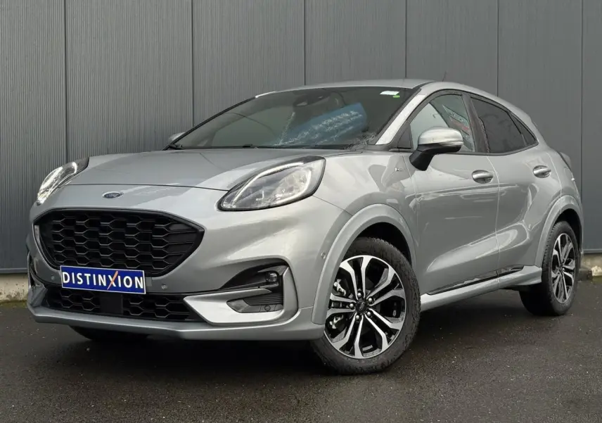 Ford Puma Ecoboost gris Solar en 3/4 avant droit, avec calandre noire et jantes alliage 17 pouces bicolores.