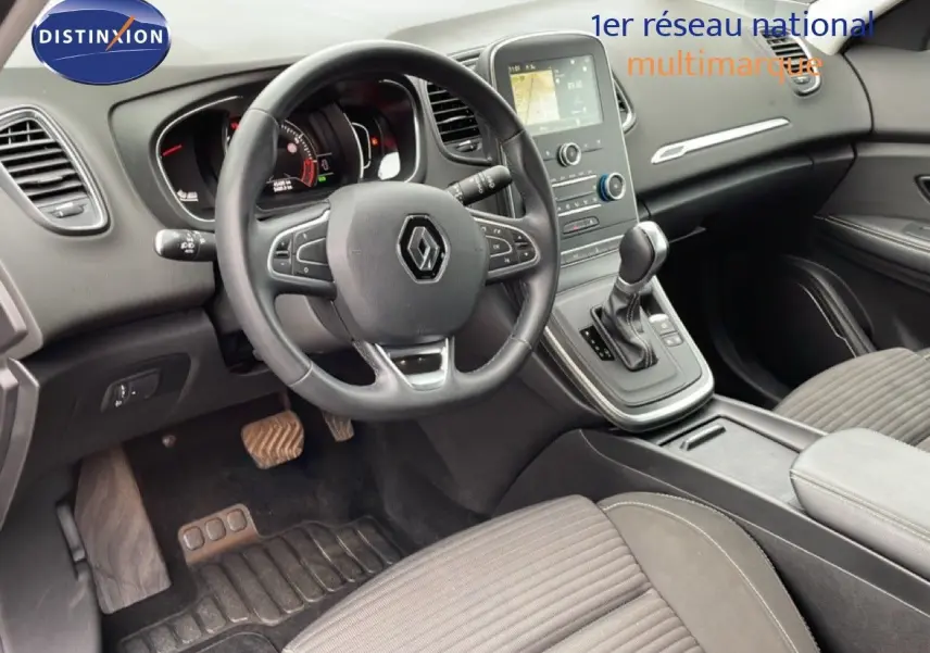 Intérieur Renault Grand Scénic 2022 vu côté conducteur, volant cuir multifonction et console centrale avec écran tactile.