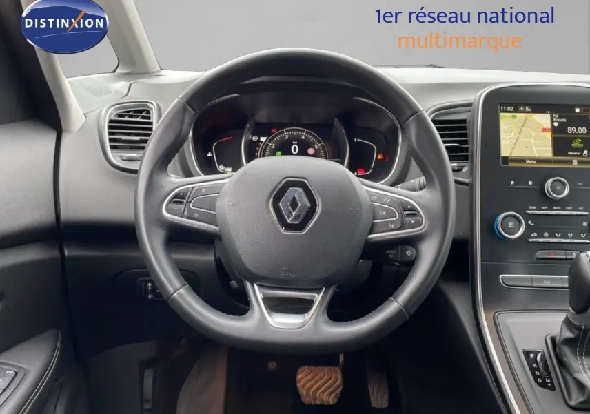 Vue intérieure centrée sur le volant noir cuir du Renault Grand Scénic 2022 avec tableau de bord et écran tactile.
