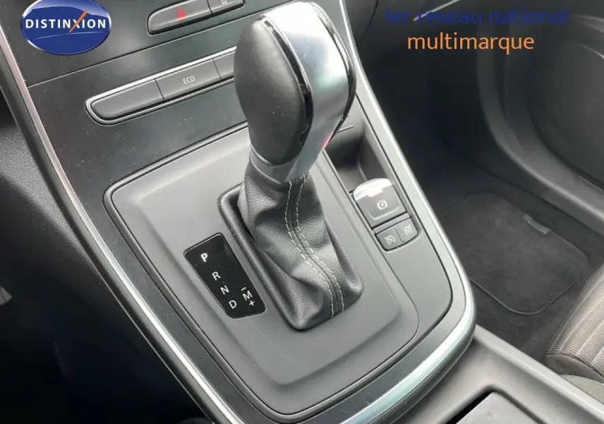 Le levier de boîte automatique noir du Renault Grand Scenic TCE 140CH, vu en gros plan côté conducteur.