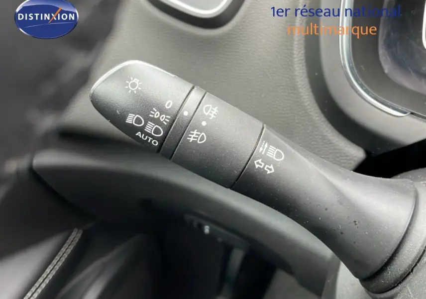 Gros plan sur la commande des feux et clignotants dans l’habitacle noir du Renault Grand Scenic TCE 140ch 2022.