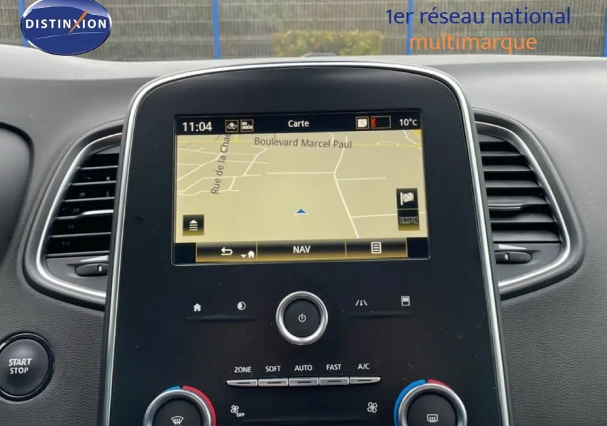 Vue rapprochée du tableau de bord noir du Renault Grand Scenic 2022 avec écran tactile de navigation allumé.
