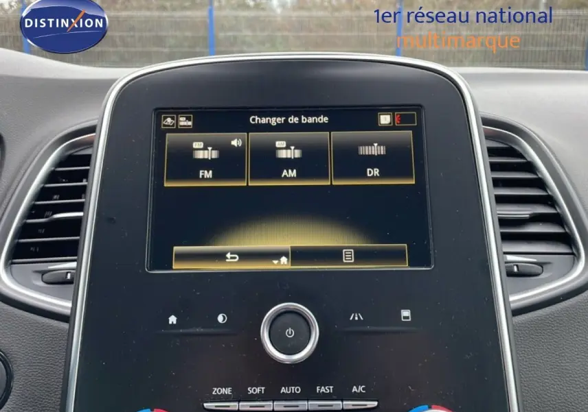 Vue intérieure centrée sur l’écran tactile du tableau de bord du Renault Grand Scenic noir étoile métal.