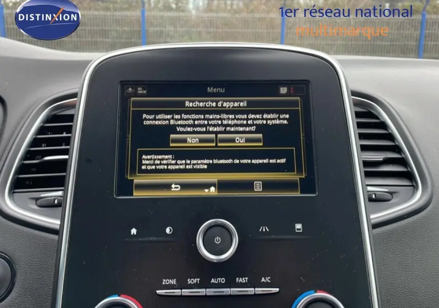 Vue rapprochée de l’écran central tactile noir du Renault Grand Scenic 2022 affichant un menu Bluetooth.