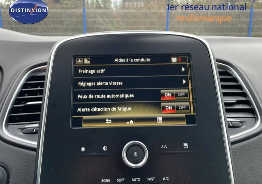 Écran central tactile du Renault Grand Scénic noir étoile métal, affichant les aides à la conduite activées.