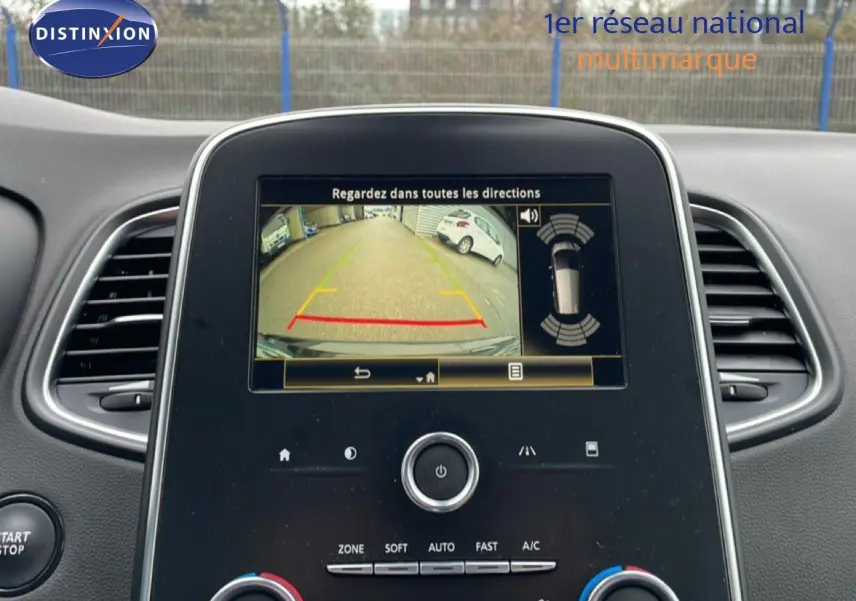 Vue intérieure du tableau de bord du Renault Grand Scenic noir étoile métal, avec écran de caméra de recul allumé.