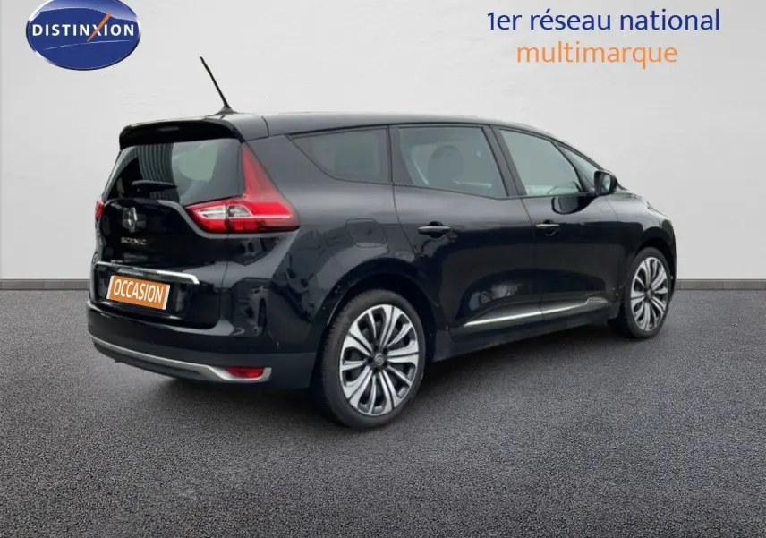 Renault Grand Scenic noir étoile métal, vue 3/4 arrière côté droit, avec feux arrière distinctifs et jantes alliage.