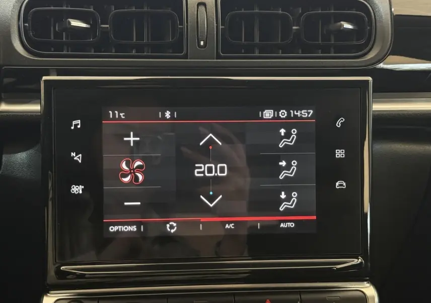 Écran tactile central de la Citroën C3 blanc 2021 montrant le réglage de la climatisation à 20°C.