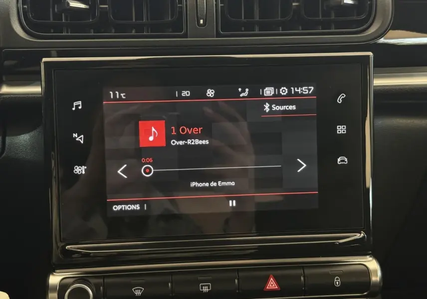 Écran tactile central de la Citroën C3 2021 affichant la musique en streaming, entouré de commandes et aérateurs noirs.