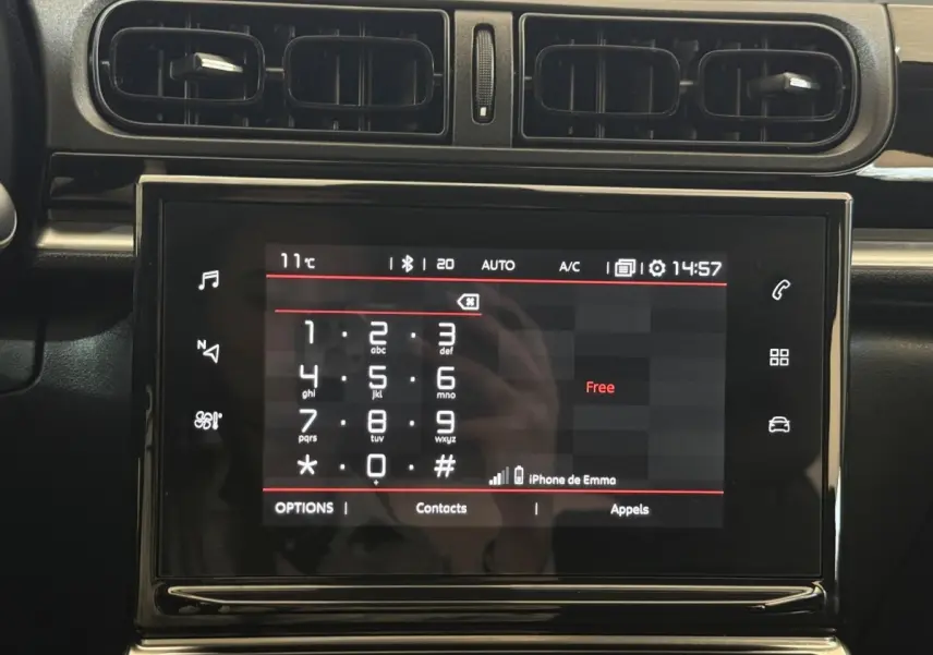 Écran tactile central de la Citroën C3 blanc 2021 affichant le clavier téléphonique avec commandes autour.