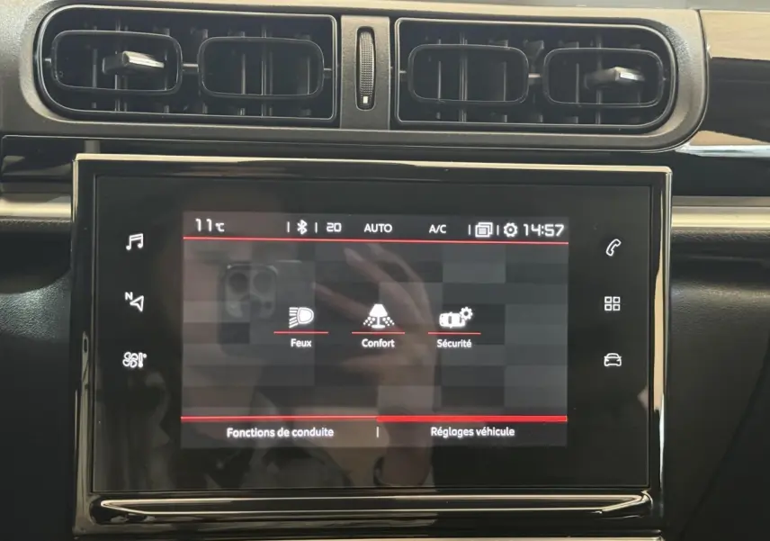 Écran tactile central du tableau de bord de la Citroën C3 2021, avec commandes de confort, sécurité et feux affichées.
