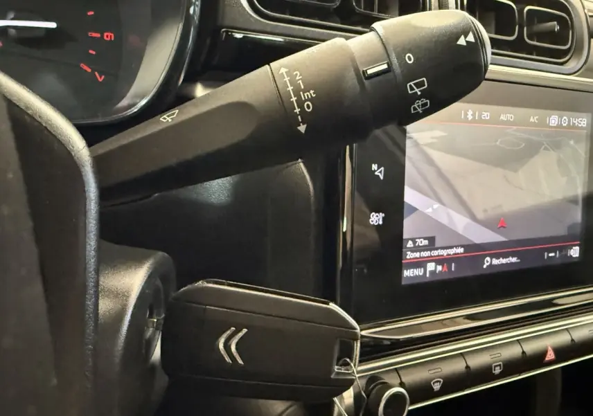 Gros plan sur le commodo et l’écran tactile du tableau de bord noir d’une Citroën C3 2021.