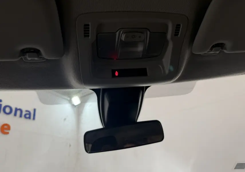 Vue intérieure du plafonnier et du rétroviseur central d’une Citroën C3 blanche de 2021.