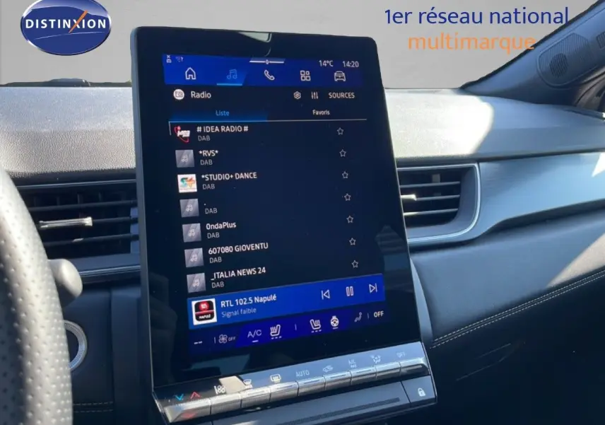 Vue intérieure du tableau de bord du Renault Symbioz 2025, écran tactile central noir étoile métal avec interface radio affichée.