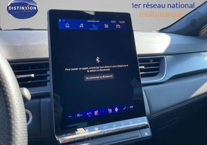 Vue intérieure centrée sur l’écran tactile vertical du tableau de bord du Renault Symbioz noir étoile métal, avec volant partiel à gauche.
