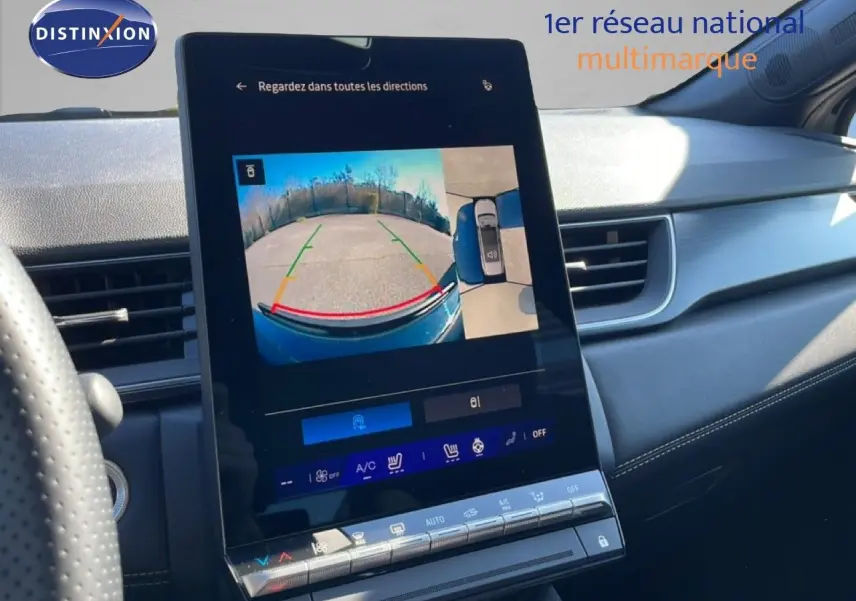 Vue intérieure du tableau de bord du Renault Symbioz noir étoile métal, avec écran tactile affichant la caméra de recul.