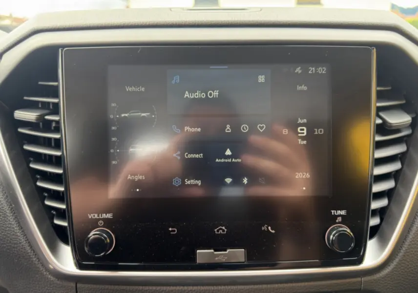 Écran tactile central du tableau de bord de l'Isuzu D-MAX 2026 en Mercury silver metal, affichant le menu audio éteint.