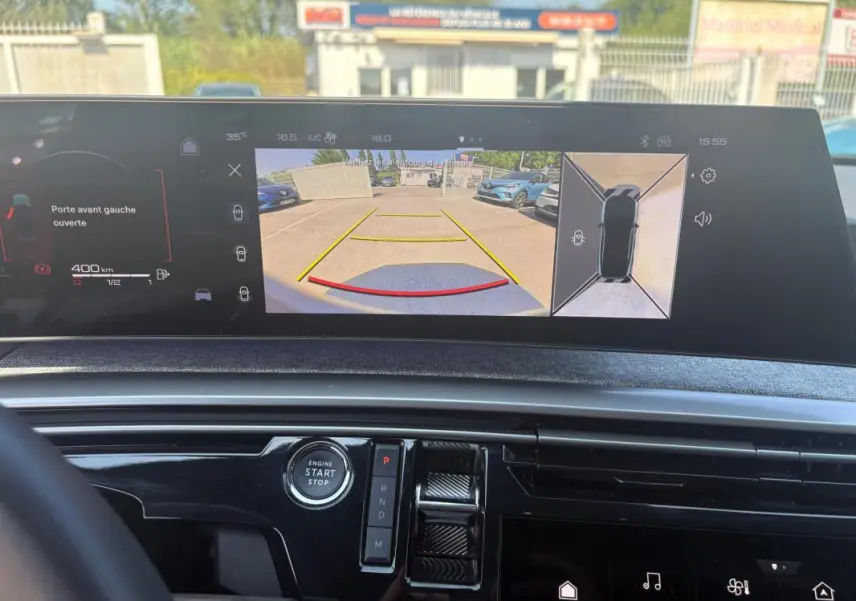 Vue intérieure du cockpit numérique du Peugeot 3008 Hybrid 145 gris, affichant la caméra de recul et les commandes de boîte auto.