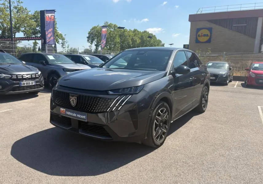 Peugeot 3008 Hybrid gris en 3/4 avant droit, avec calandre noire distinctive et jantes alliage 18 pouces.
