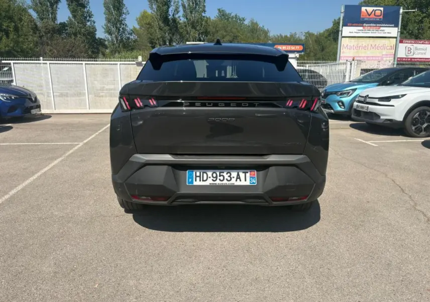 Vue arrière d’un Peugeot 3008 gris 2025 avec feux arrière à griffes et plaque d’immatriculation française visible.