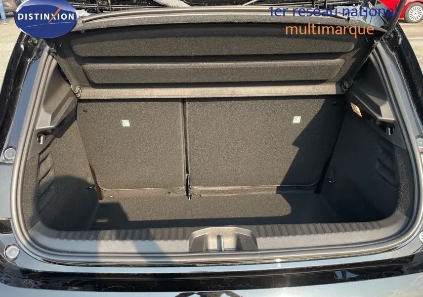 Coffre ouvert de la Renault Clio noir étoile métal 2025, montrant l'espace de chargement vide et l'intérieur du hayon.